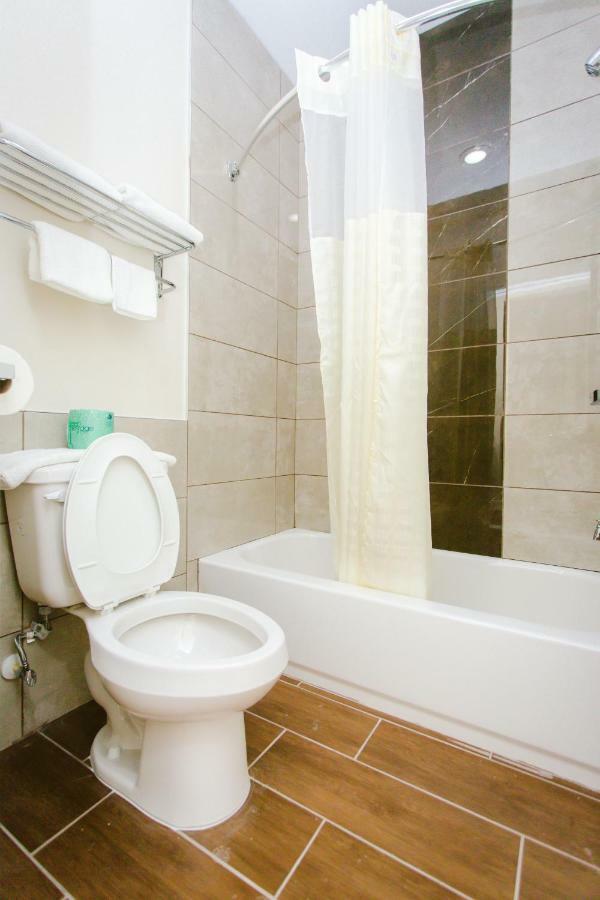Scottish Inn & Suites Baytown Buitenkant foto